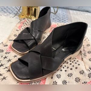 Sun Valley Sandal in Black By: Free People size 8, EUC!